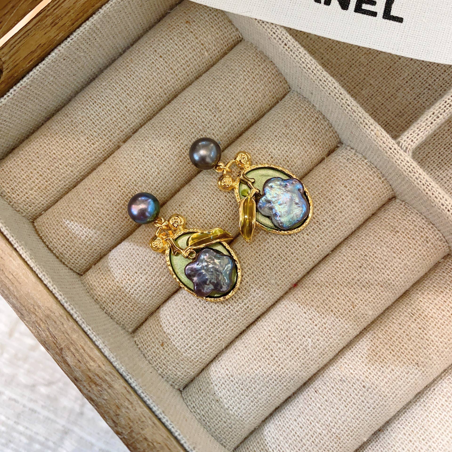 Fabula - Vente Boucles d'oreilles pendantes - Boucles d'oreilles baroques en perle avec fleurs peintes à l'huile à la française5