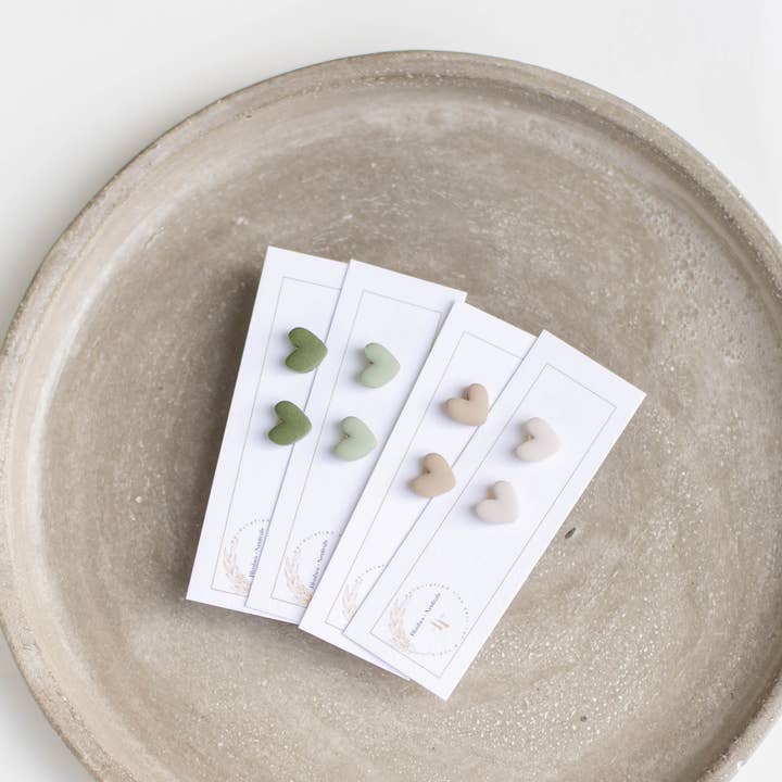 Tiny Heart Stud Örhängen K18 Guldstolpe för wholesale av Blushes and Neutrals