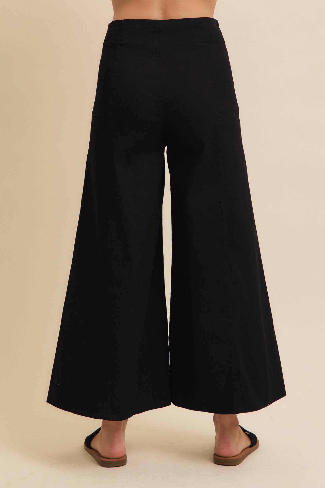 in february - Vente Jean – femme - PANTALON COURT À JAMBES LARGES ET TAILLE HAUTE EXTENSIBLE2