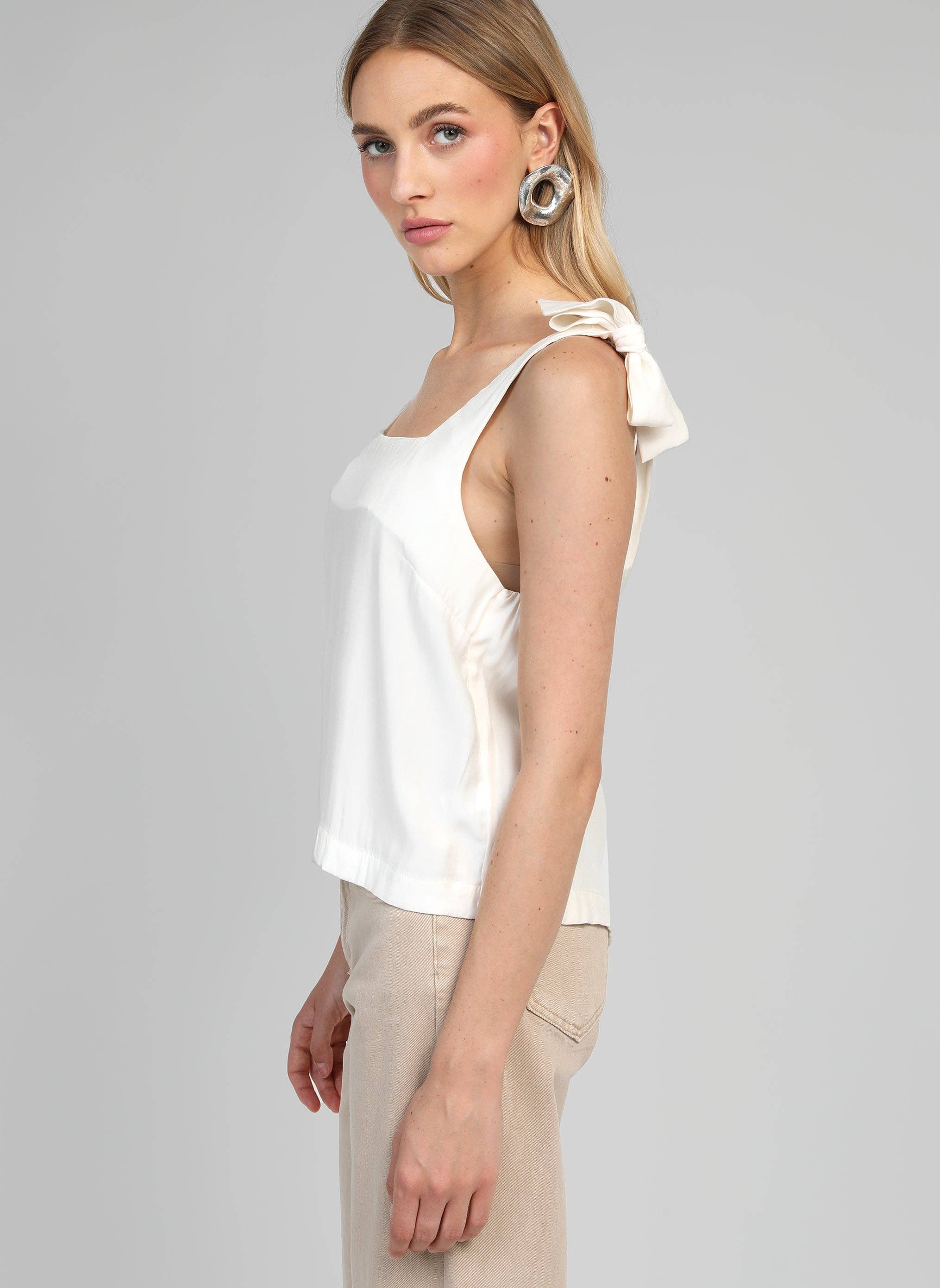 An'ge – Engroshandel Bluse - Dame – KONY tanktop i off-white2