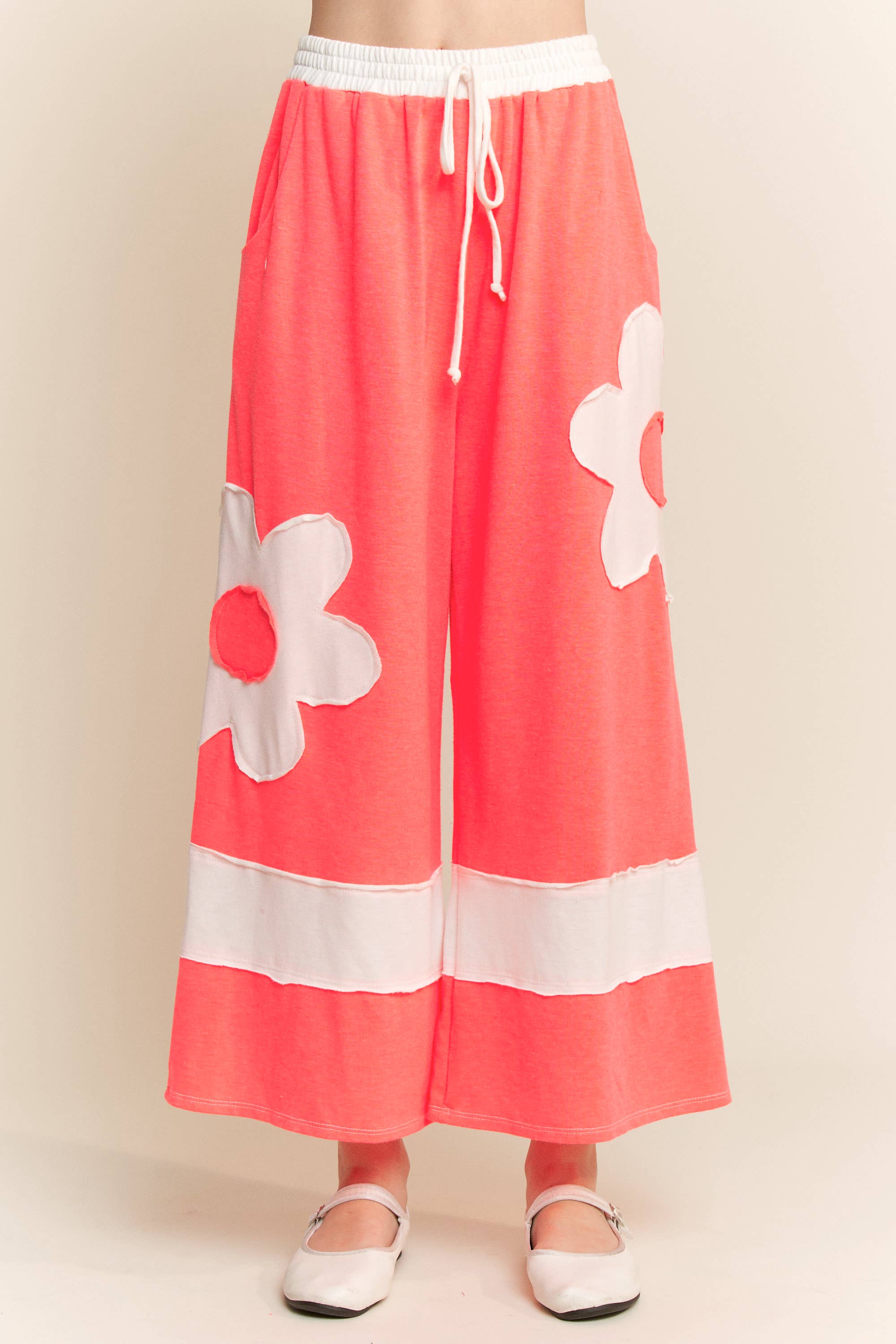 J.Her – Calças - Mulher por atacado – Calças de Perna Larga com Lavagem Mineral e Remendos de Flores HP633412