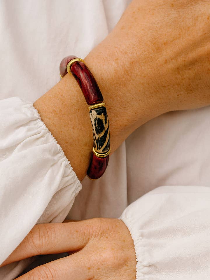 Åttiotalsstil hartsarmband med djurmotiv, elastiskt för wholesale av Wild & Free