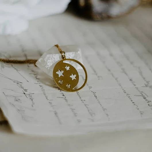 Collana con ciondolo luna e stelle in ottone dorato, gioiello celeste per la vendita all'ingrosso da parte di MusaLuna