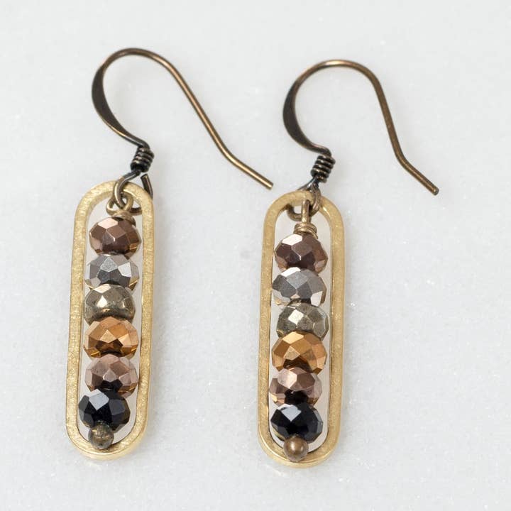 Ohrringe aus metallischem Kristall in Erbsenschotenform für den Großhandel von Edgy Petal Jewelry