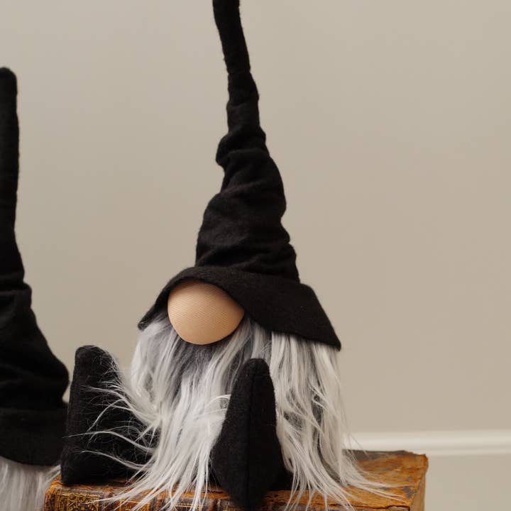 Gnomevillestudios - Wholesale Decorative Figurine - Black- Librarian wizard gnome