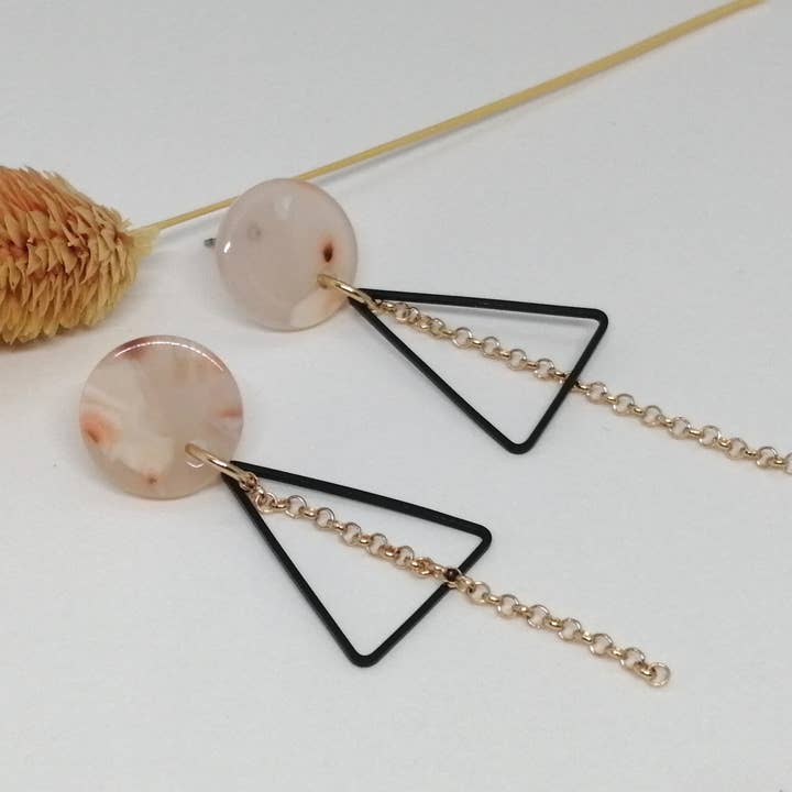 Brincos - Resine 9 - triângulo - dourado/rosa por atacado de Maison Delclef