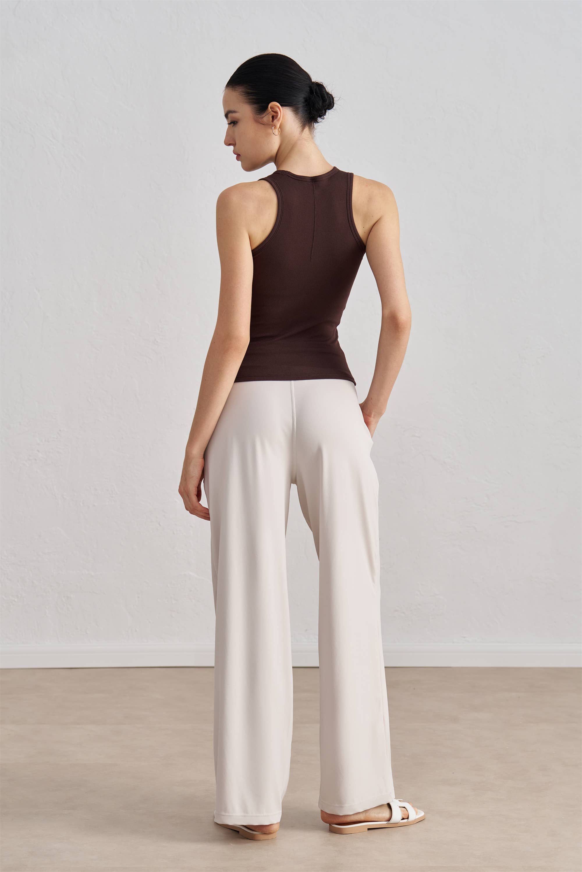 91thelabel – Großhandel Sportoberteil – Damen – Madeline Geripptes Racerback-Aktivoberteil10