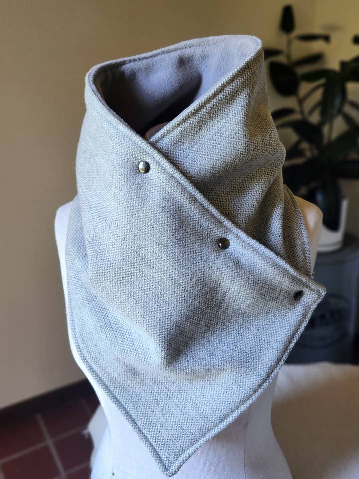 Cagoule de luxe à pression - Sergé gris clair pour la vente par Grandma Skills