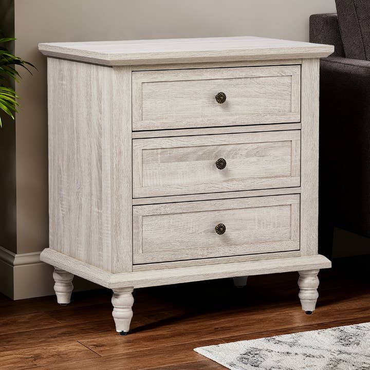 Paris Loft Inc – wholesale Skåp – Vintage vit sängbord med tre lådor och ben i massivt trä0