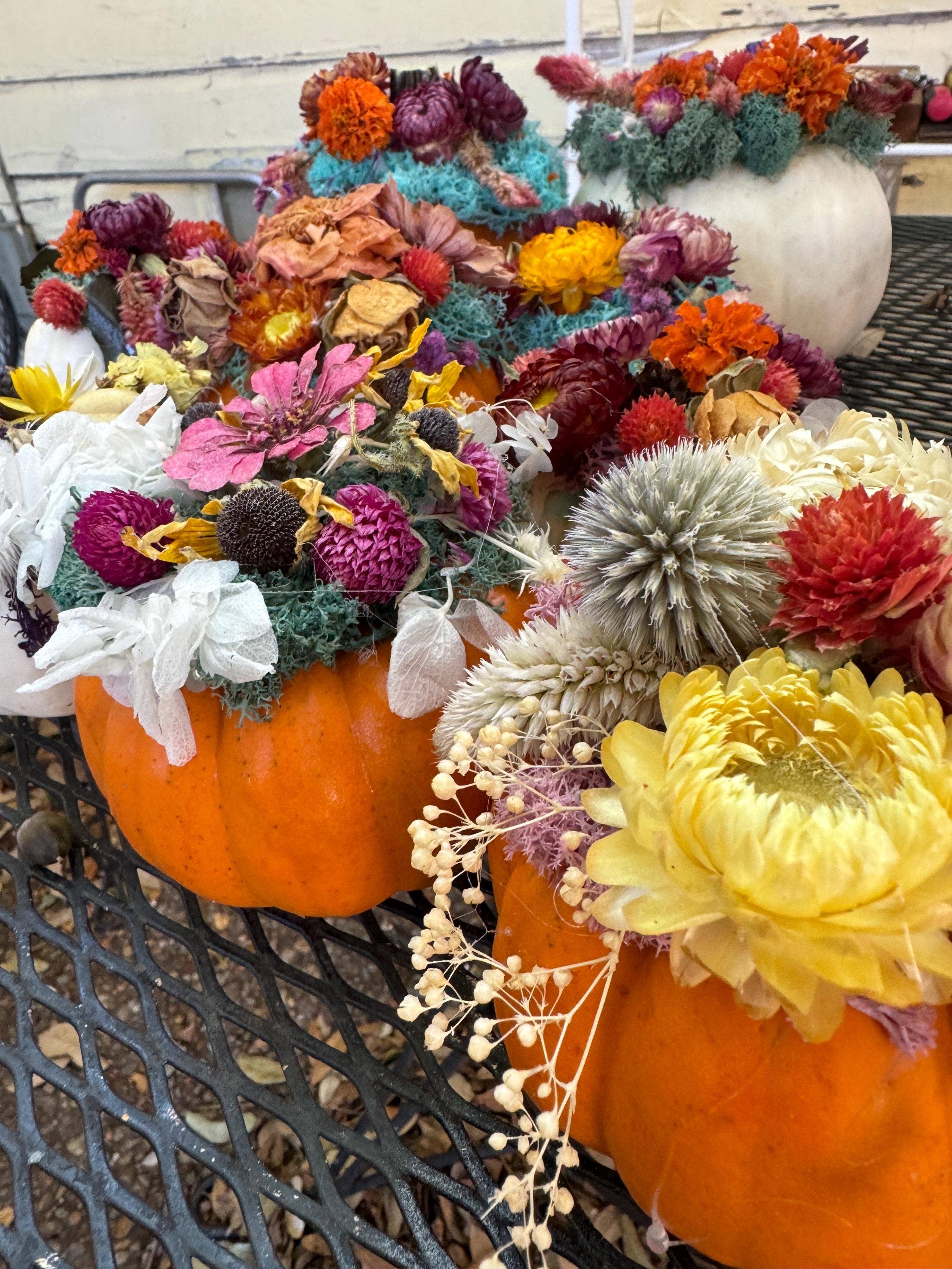 Remedy Designs - Vente Fleurs artificielles - Citrouille de fleurs séchées avec de vraies fleurs sur citrouille pour décoration florale de table d'automne.9