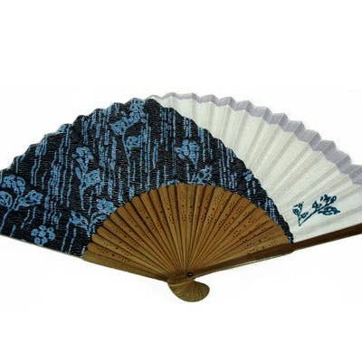 Abanico de seda, diseño blanco/negro y azul. Bambú marrón para venta al por mayor de World Treasure Trading
