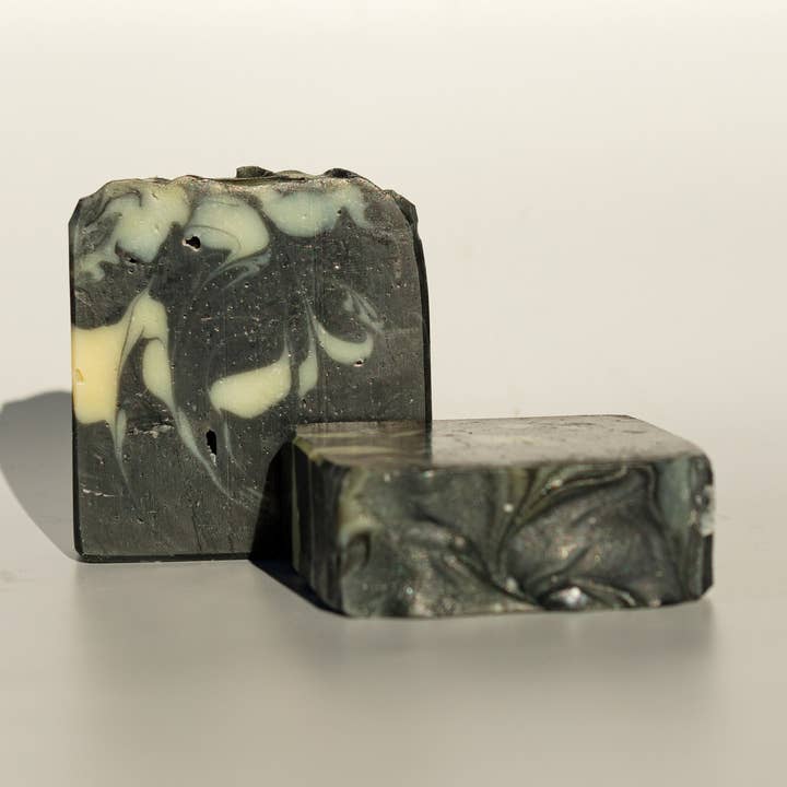 Geactiveerde houtskool Premium zeep voor wholesale door Aaliyah Noir Boutique