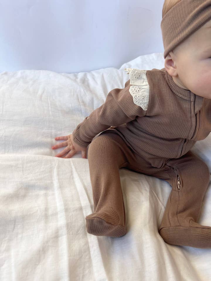 choklad Jumpsuit med spets med volanger för wholesale på Faire