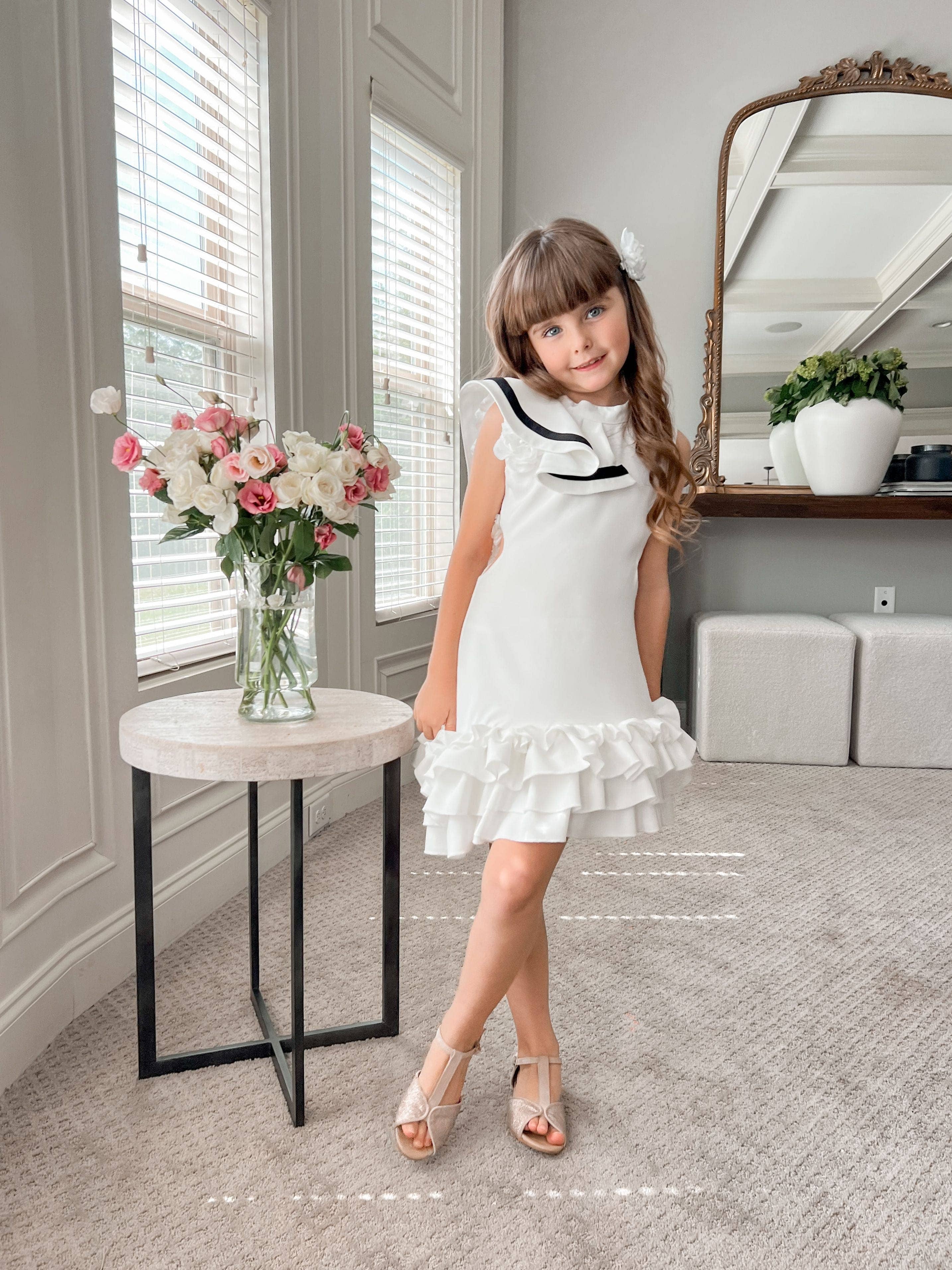 Petite Maison Kids – Großhandel Kleid – Kinder – Alex Weißes Rüschenkleid mit schwarzer Kontrastlinie11