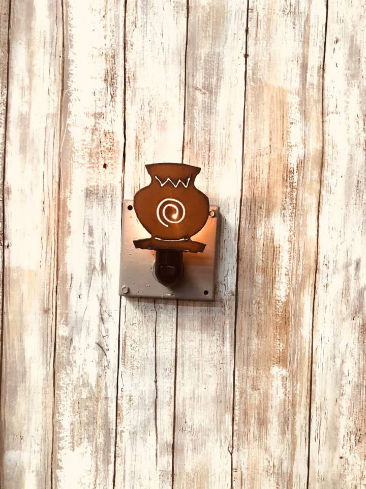 Imagen de maceta con remolino de luz nocturna nativa del suroeste para venta al por mayor de Universal Ironworks USA