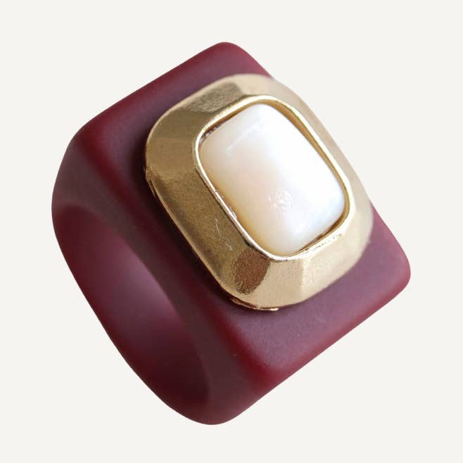 Großer bordeauxfarbener Ring mit Perlmutt für den Großhandel von ÉMOLO