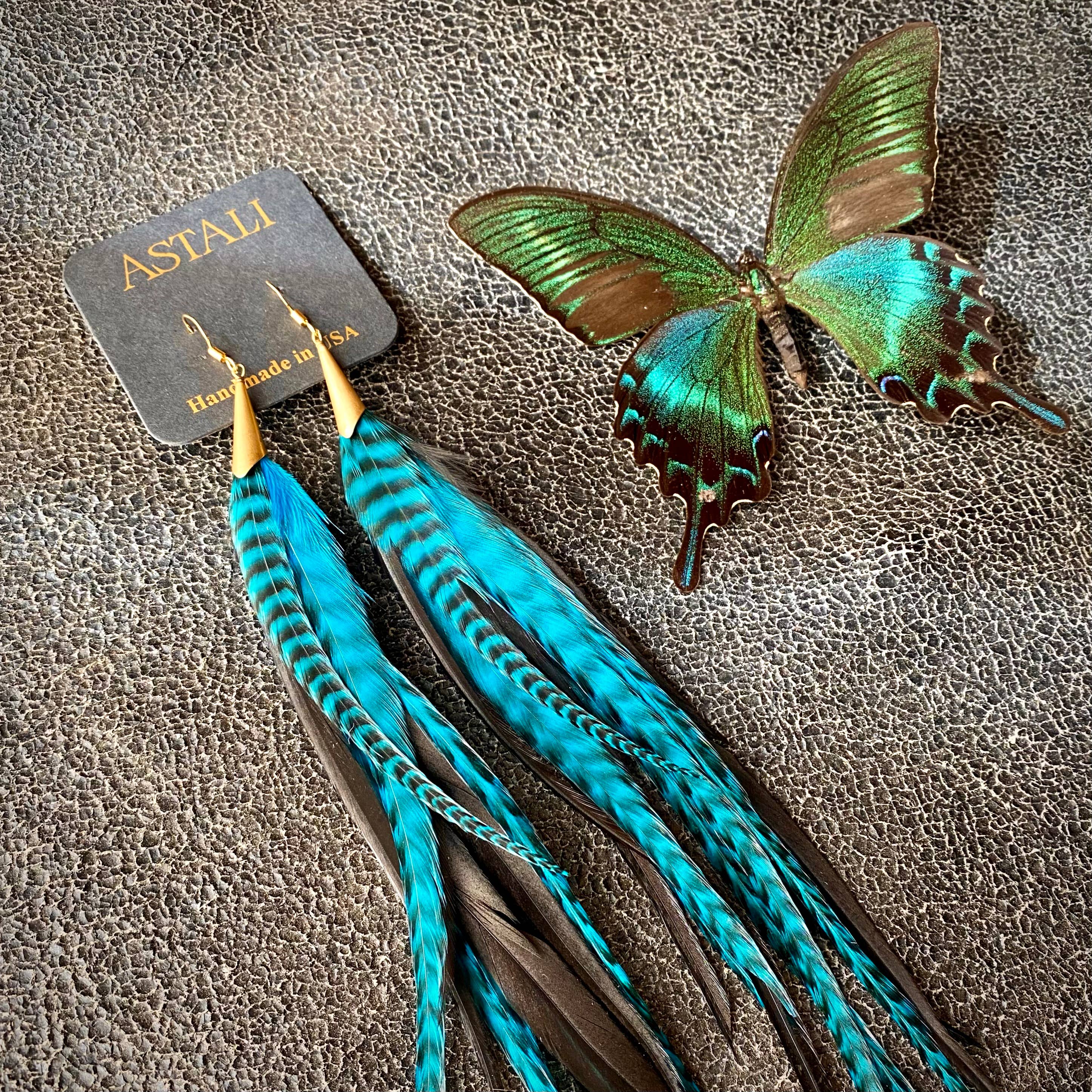 ASTALI - Venta al por mayor Pendientes colgantes - Pendientes largos con forma de pluma y cono, color turquesa y negro y dorado10