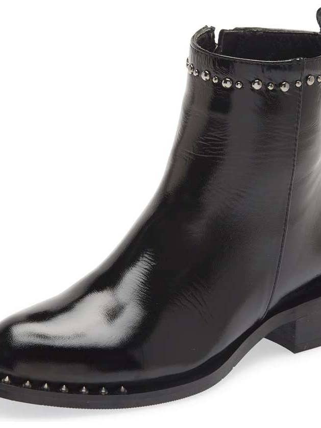 BOTTINE STRIKE EN CUIR VERNI NOIR À CLOUS pour la vente par Sheridan Mia
