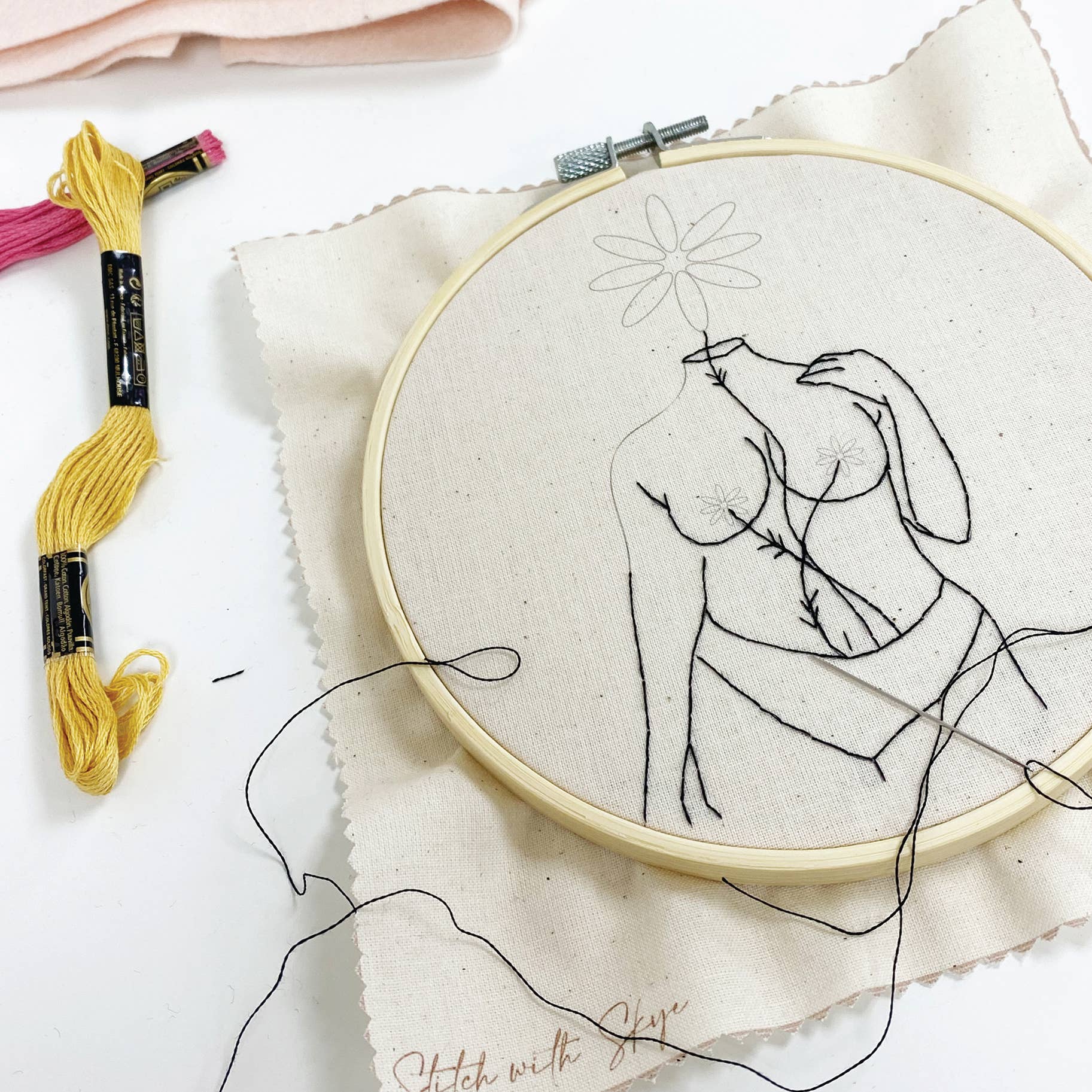 Stitch with Skye – wholesale Material för broderi/korsstygn – 'Hon är skönhet' Feminist Broderi Kit1