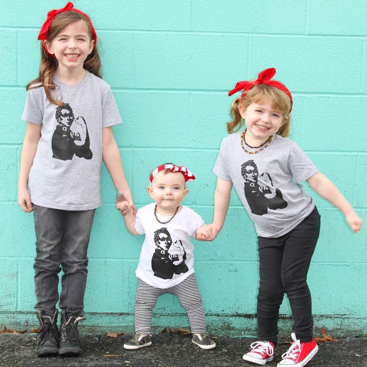 Rosie the Riveter T-shirt til børn for engroshandel hos Naked Mangoes