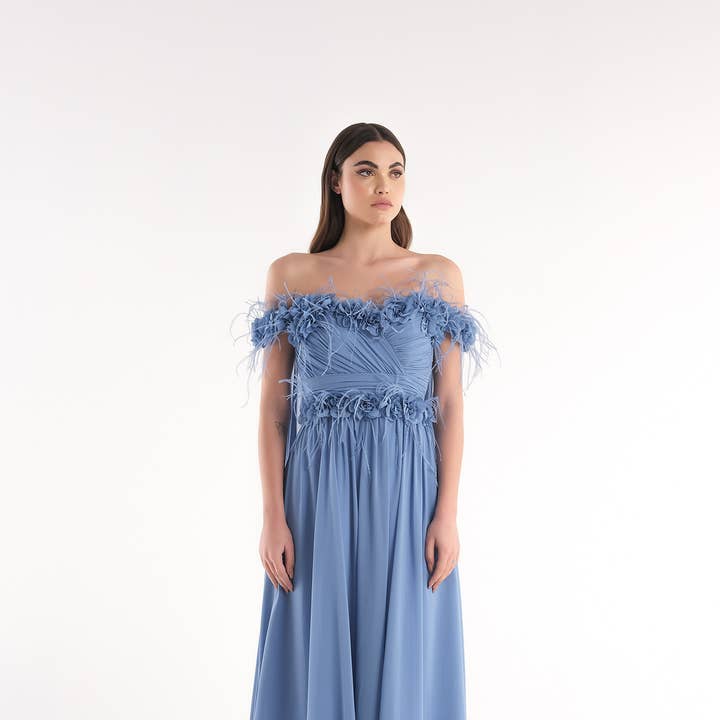 Lang kjole med fjer for engroshandel hos Kuea Italian Style