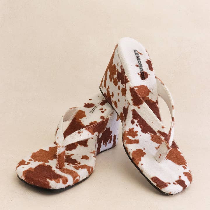 MEKIA - Tongs à talon compensé imprimé animal pour la vente par Lemonade Shoes