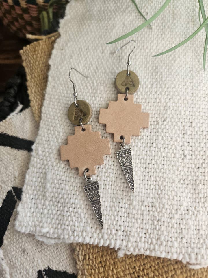 Orecchini in Pelle Linea Artigianale - Nudo & Oliva per la vendita all'ingrosso da parte di Native Leather Co