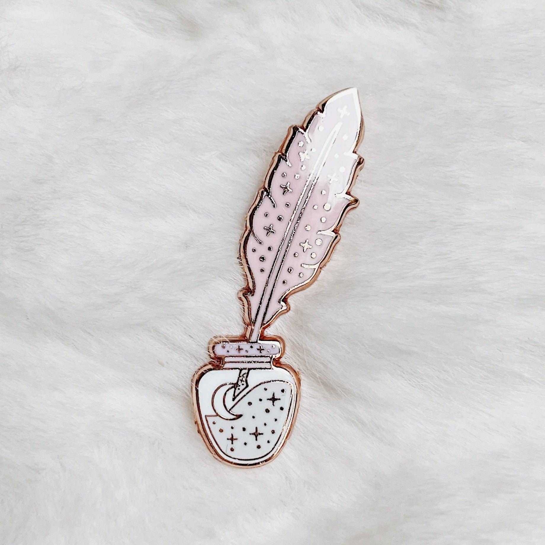 Noelle Gifts & Paper – Großhandel Anstecker/Button – Feder & Ink Pastell