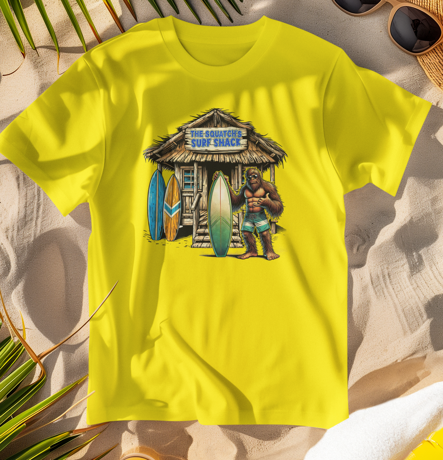 Squatchin’ Country – Großhandel T-Shirt (Grafikdruck) – Unisex – Bigfoot Surf Shack T-Shirt (blau oder gelb) anpassbar0
