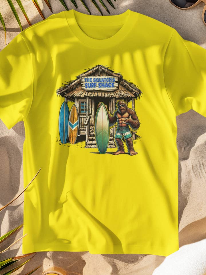 Squatchin’ Country – Großhandel T-Shirt (Grafikdruck) – Unisex – Bigfoot Surf Shack T-Shirt (blau oder gelb) anpassbar