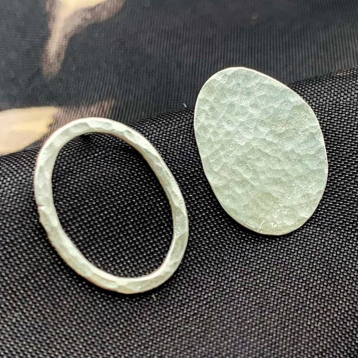 Borchie asimmetriche per la vendita all'ingrosso da parte di Anna Caraco Jewelry