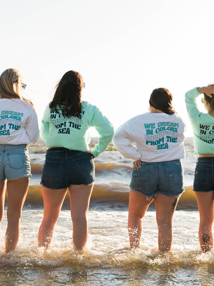 Vi Drømmer I Farver Lånt Fra Havet Langærmet Tee for engroshandel hos Forever Rooted Apparel