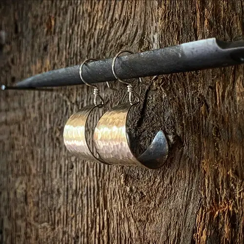 Raegan Hough Metalsmith – Großhandel Ohrhänger – Kleine handgehämmerte Messingreifen1