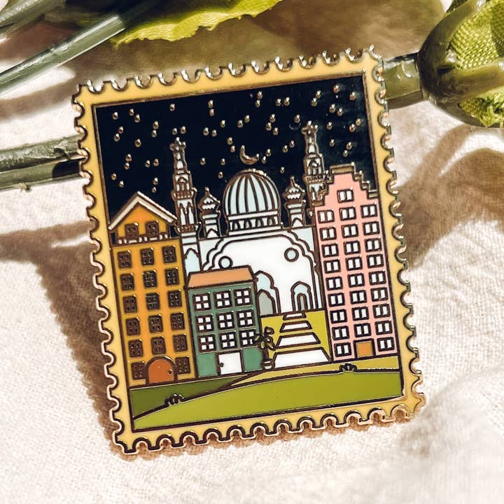 Spilla smaltata Taraweeh Nights per la vendita all'ingrosso da parte di Maryams Corner