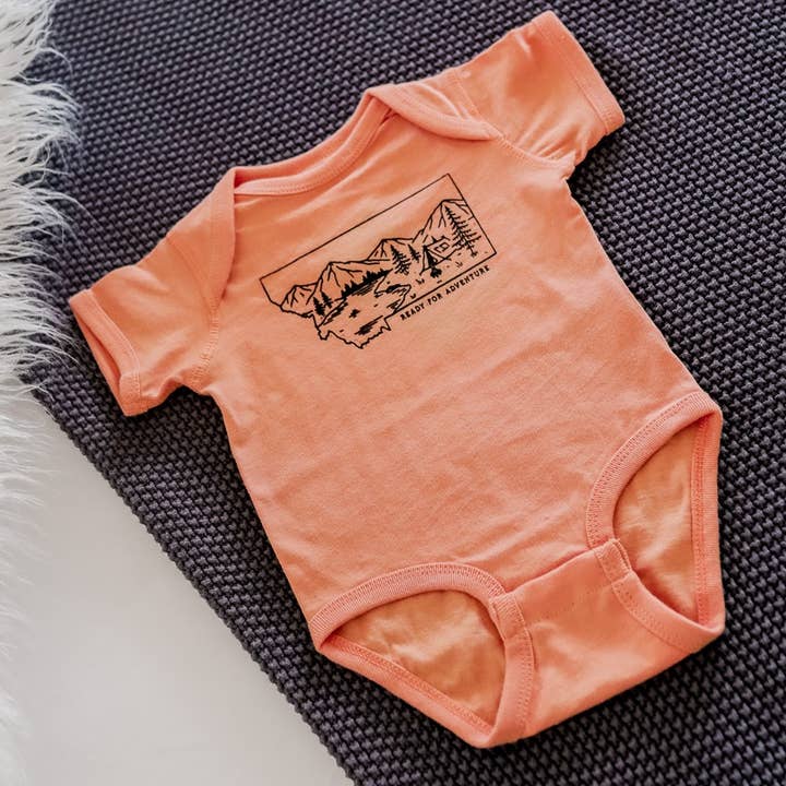 Prêt pour l'aventure Body - Coucher de soleil pour la vente par The Montana Scene