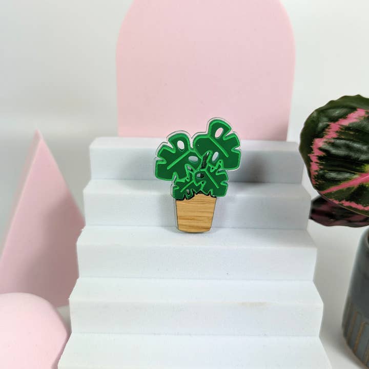 Chikai Shop - Wholesale Brooch - Monstera brooch on acrylic and oak wood2
