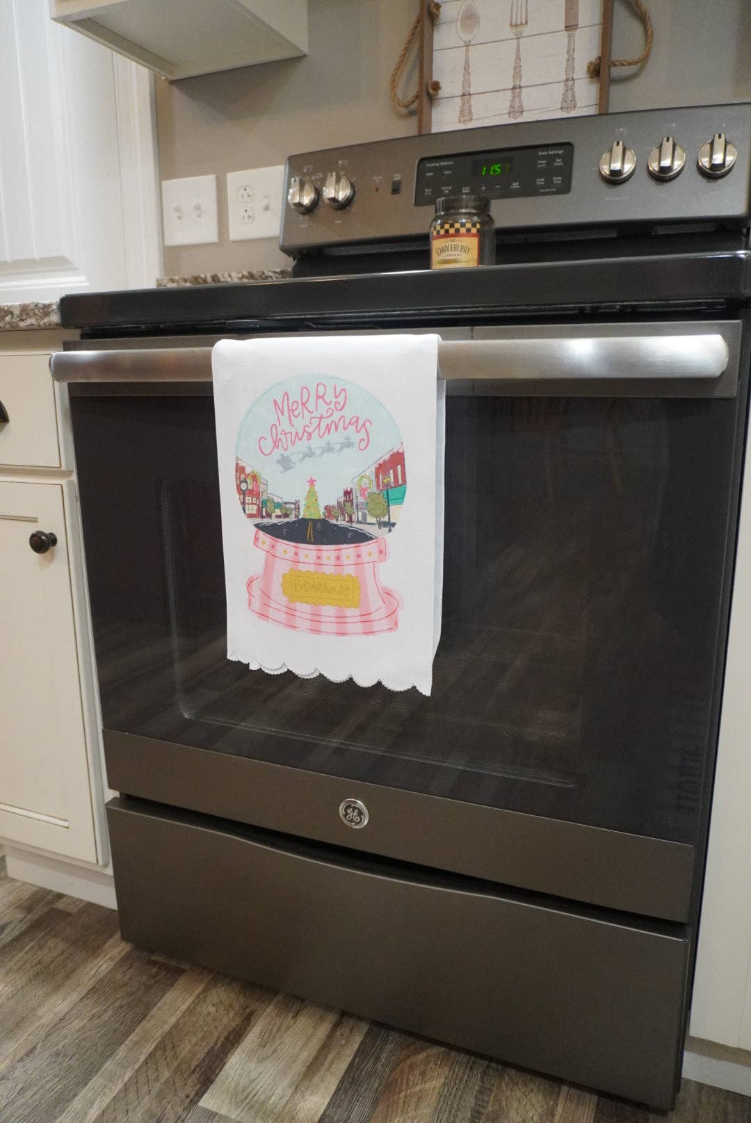 Doodles By Rebekah – Großhandel Geschirrtücher – Benutzerdefinierter Name - Rosa Schneekugel Gewelltes Geschirrtuch1