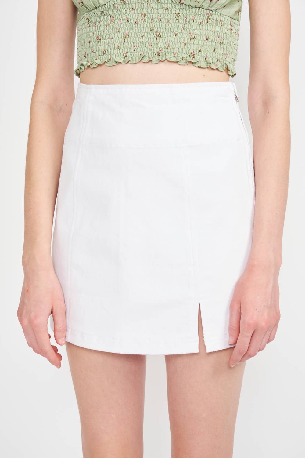 DENIM BRANCO MINI SAIA JEANS COM FENDA NA COXA para venda a revendedores na Faire1