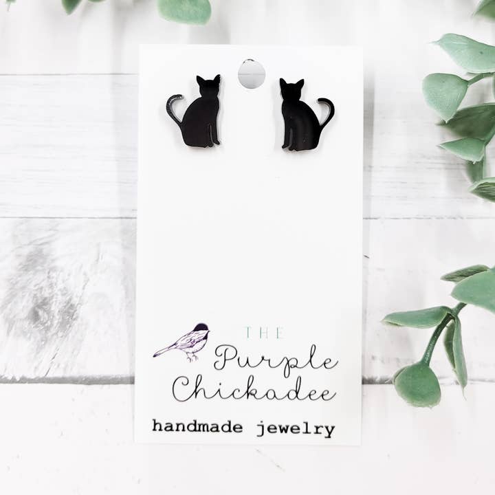 Acryl-Ohrstecker mit sitzender schwarzer Katze für den Großhandel von The Purple Chickadee