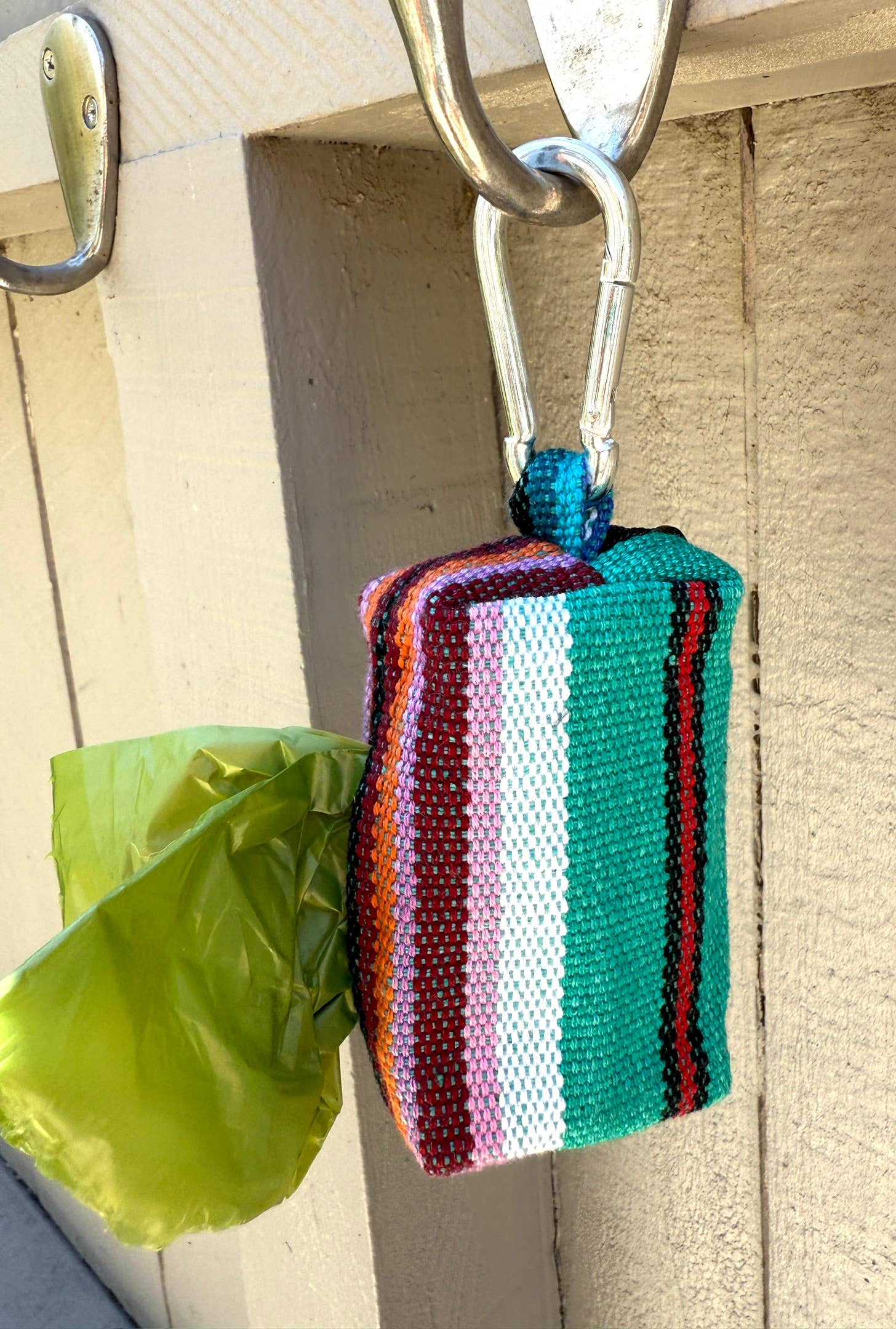 Sam & Nala | intentional style for pets & their people - Vendita all'ingrosso Dispenser di sacchetti per la cacca - Spring Hills – Porta sacchetti per escrementi di cane, intrecciato a mano e con clip1