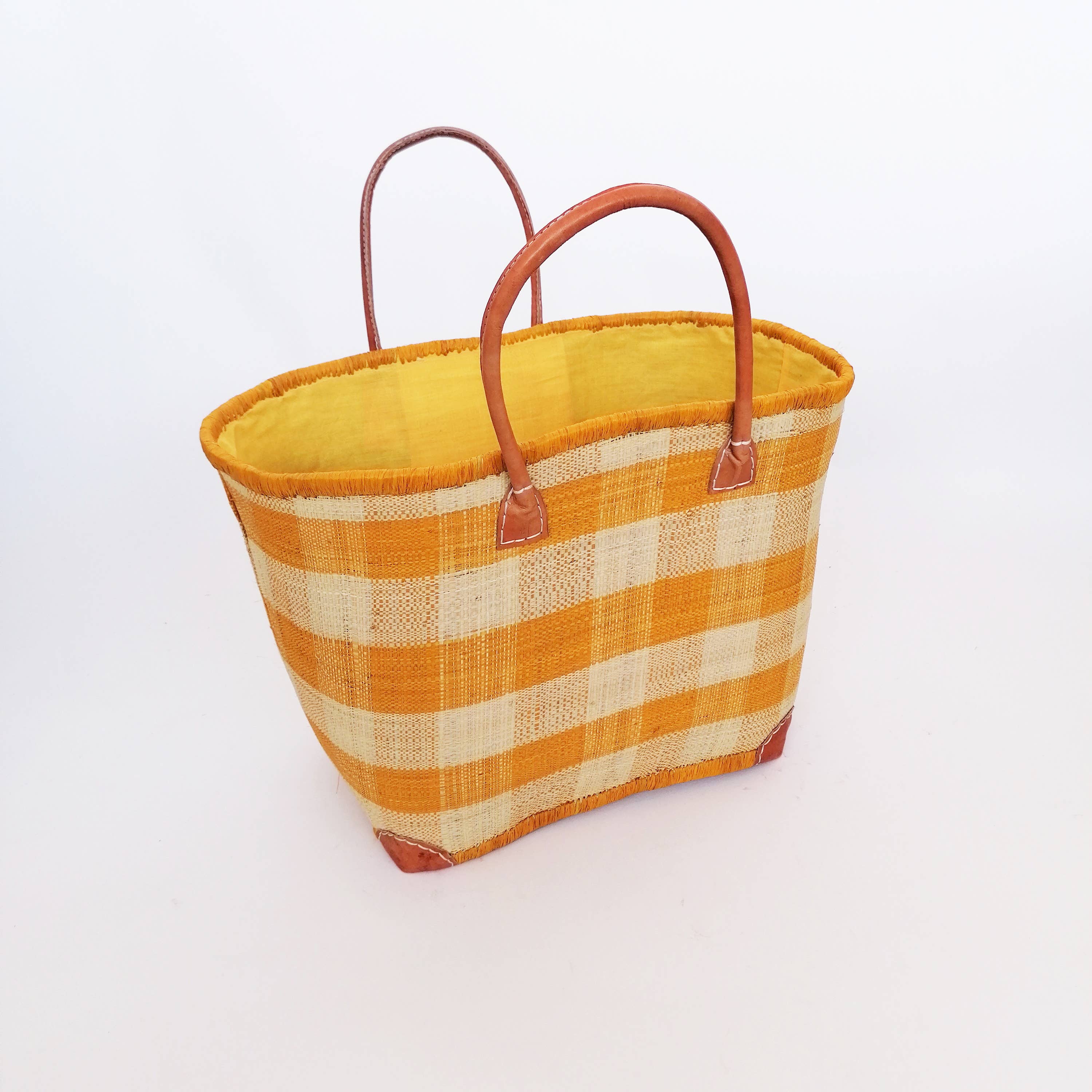 Le comptoir de la plage – wholesale Strandväska – Handgjord Rabane ”Beloha” rutigt mönsterkorg med påse0
