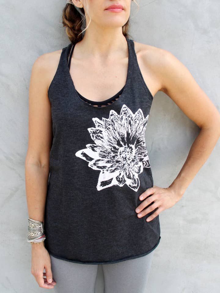 Débardeur à dos nageur Lotus pour la vente par Blonde Peacock