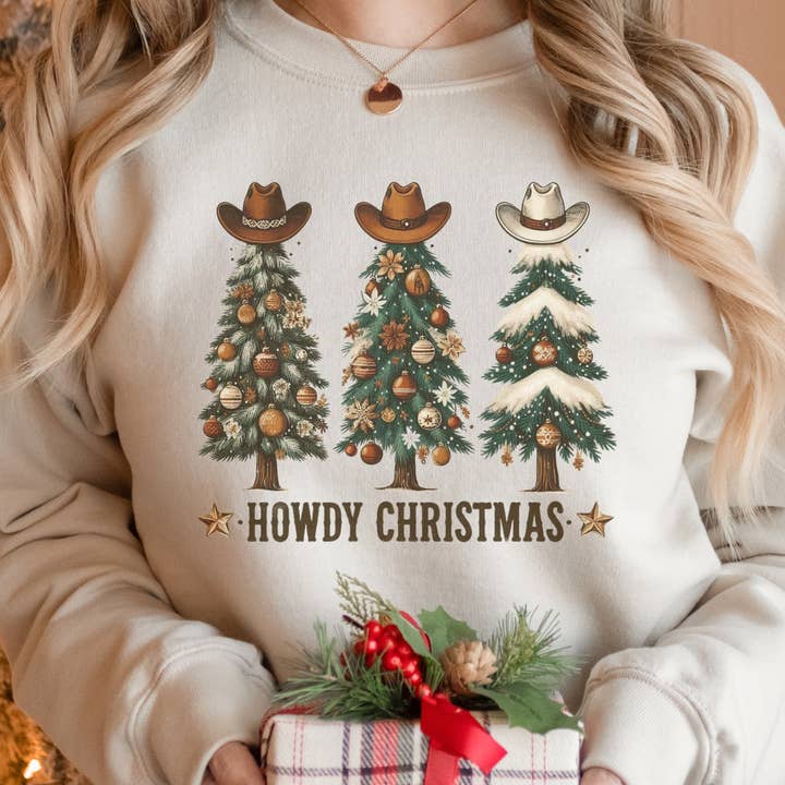 Howdy Kersttrui – Westerse Feestdagbomen met Cowboyhoeden voor wholesale door Pecan Creek Designs
