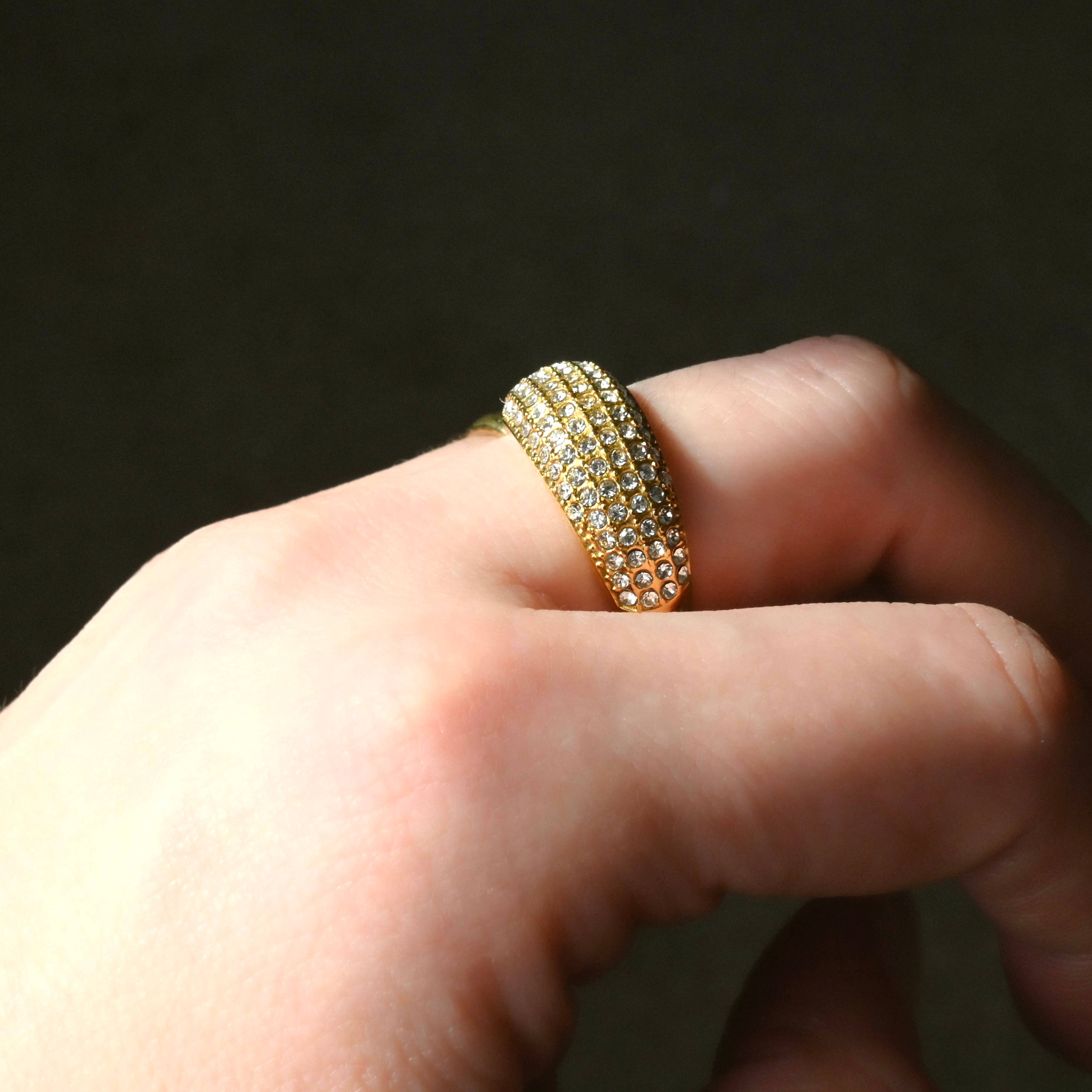 Blueyejewelry - Vendita all'ingrosso Anelli multipietra - Anello a cupola con diamante - Anello a cupola spessa impermeabile con pavé di zirconia cubica7