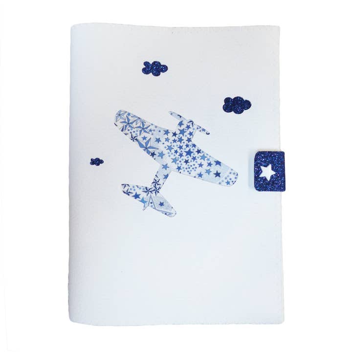 Protège carnet de santé personnalisé garçon en simili cuir blanc motif avion pour la vente par Crapaud Chou