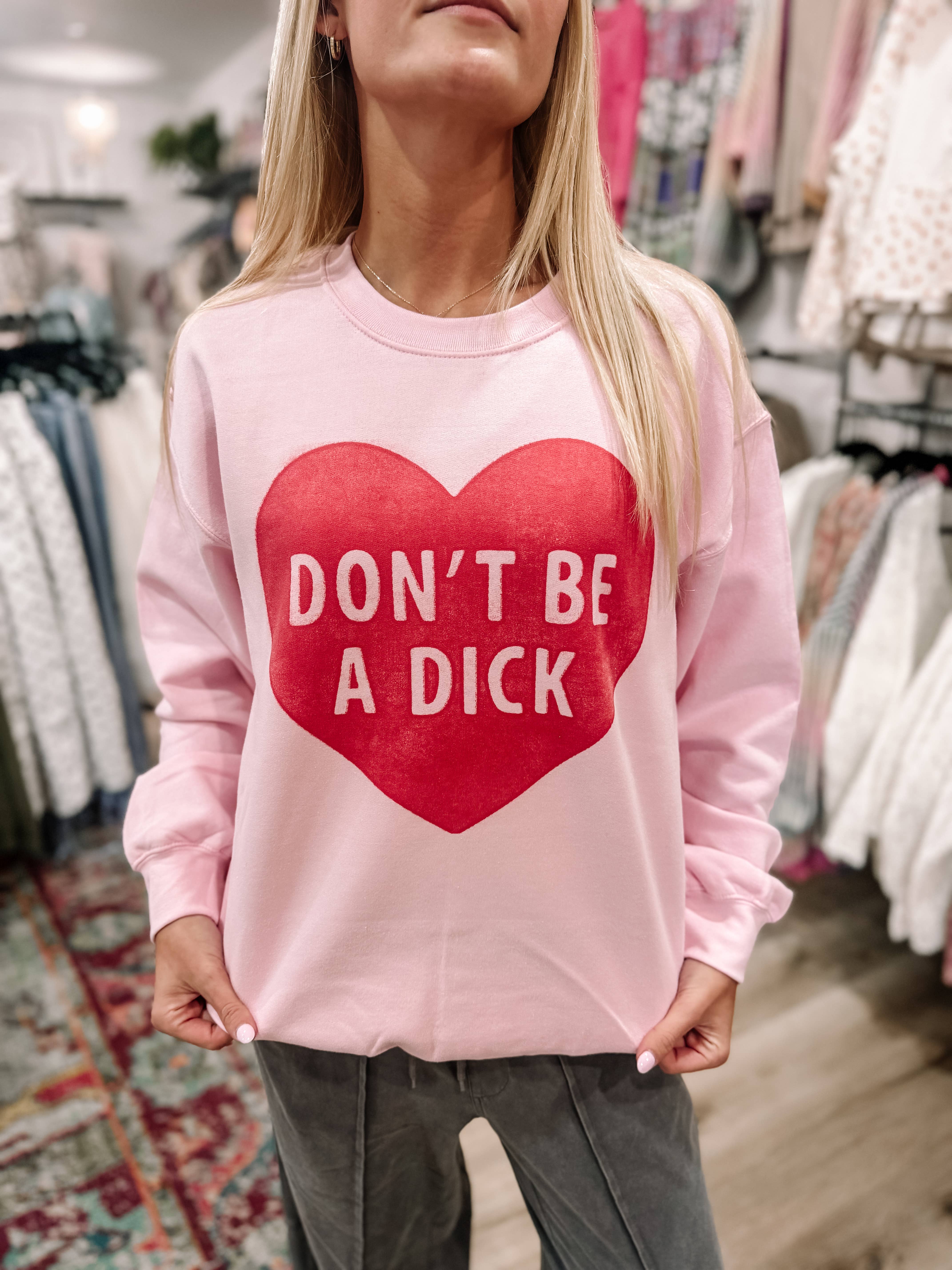 Jolene's Boutique – Großhandel Sweatshirt mit Grafikdruck – Damen – Sei kein Arschloch Lustiges Valentinstags-Grafik-T-Shirt oder Crewneck1