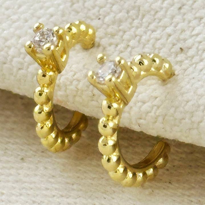 Boucles d'oreilles créoles en C en or rempli 18K avec pierres CZ pour la vente par GoldFi