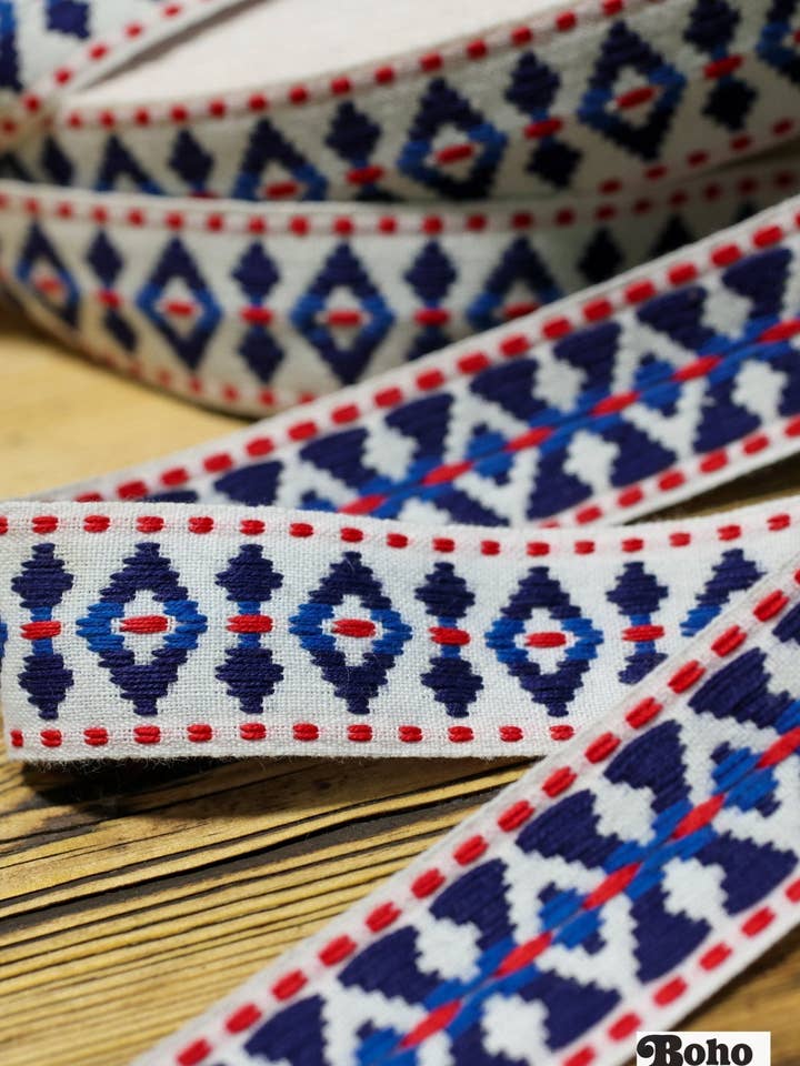 Rouleau de 50 yards - Diamond Blues, Galon Jacquard Tissé Rouge Blanc & Bleu de 1,25". TRIM-002 pour la vente par Boho Fabrics