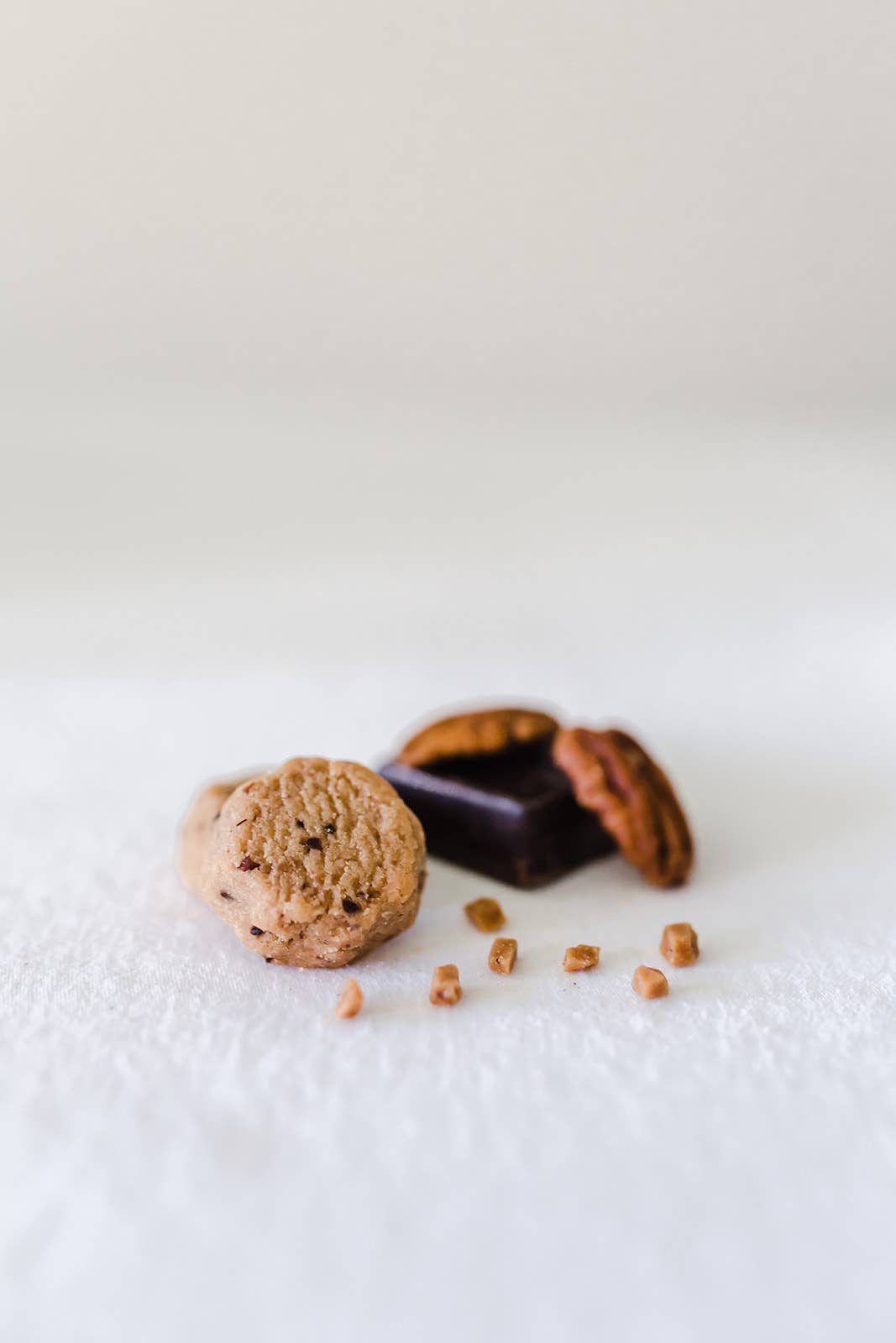 The Shortbread Company – wholesale Kakor – Mörk choklad kola Pekan Shortbread Mini Cookie burk1