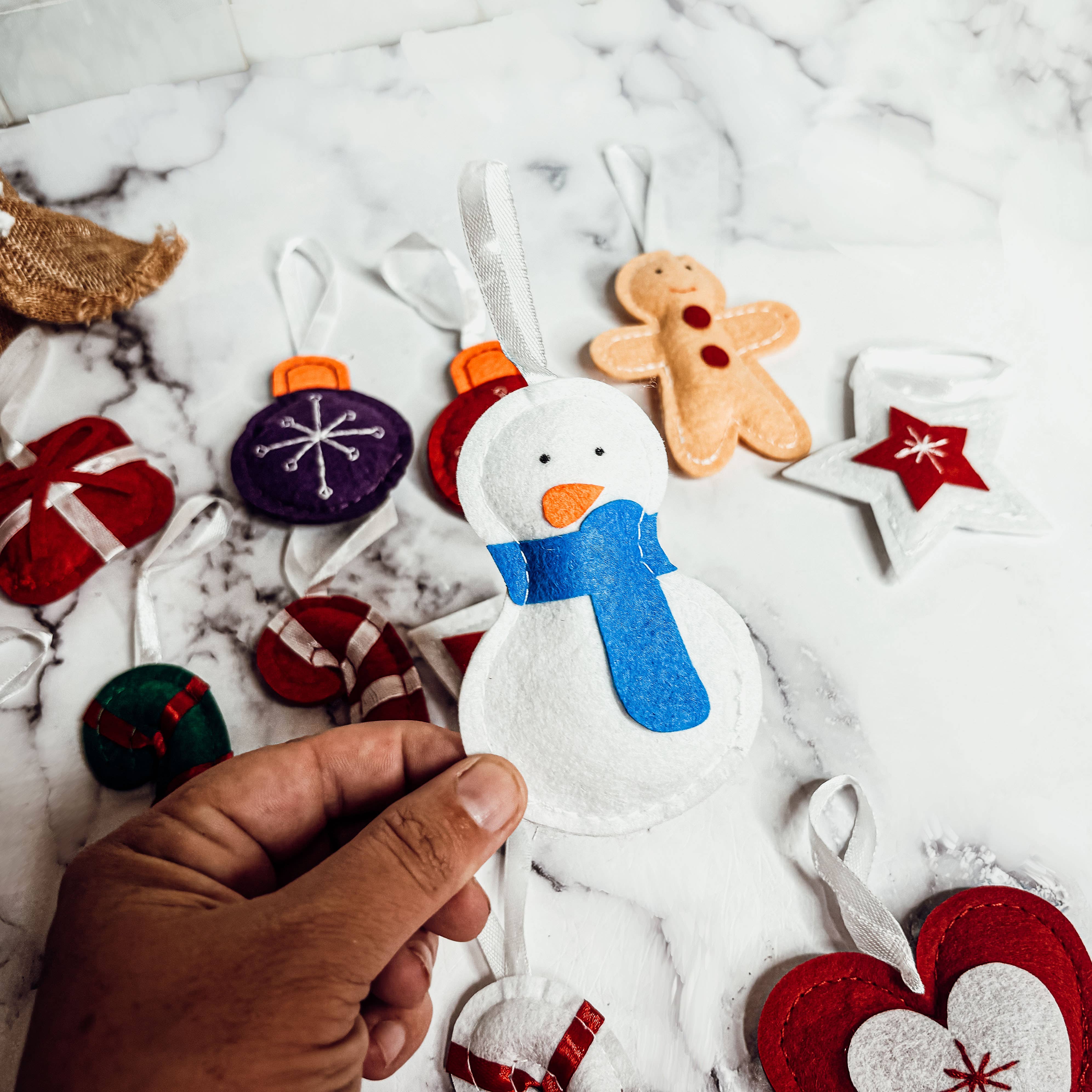 Gia Roma – Großhandel Adventskalender – Wiederverwendbarer Adventskalender aus Filz mit hängenden Plüschornamenten6